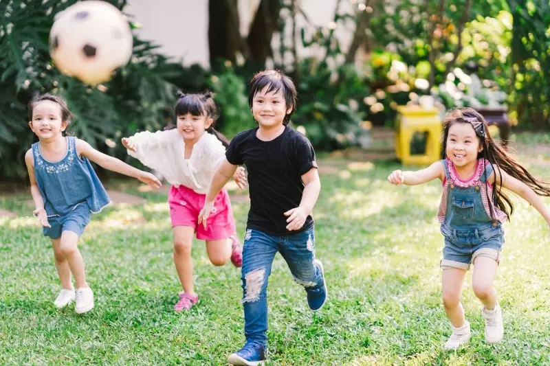 Hoạt động ngoài trời sẽ giúp các bé phát triển một cách toàn diện