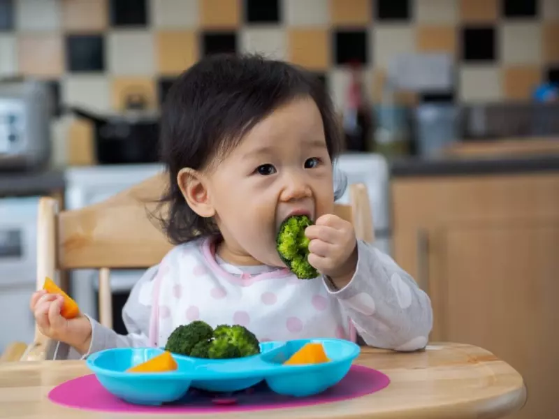 Các em bé Nhật Bản đã có thể tự ăn từ 2 - 3 tuổi