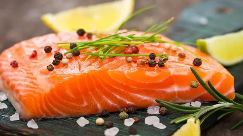 Ăn cá hồi hay các loại cá béo khác giúp bổ sung hàm lượng axit béo omega-3