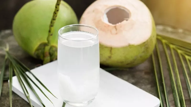 Nước dừa giúp giảm các triệu chứng buồn nôn, khó chịu, cung cấp natri và kali cho cơ thể