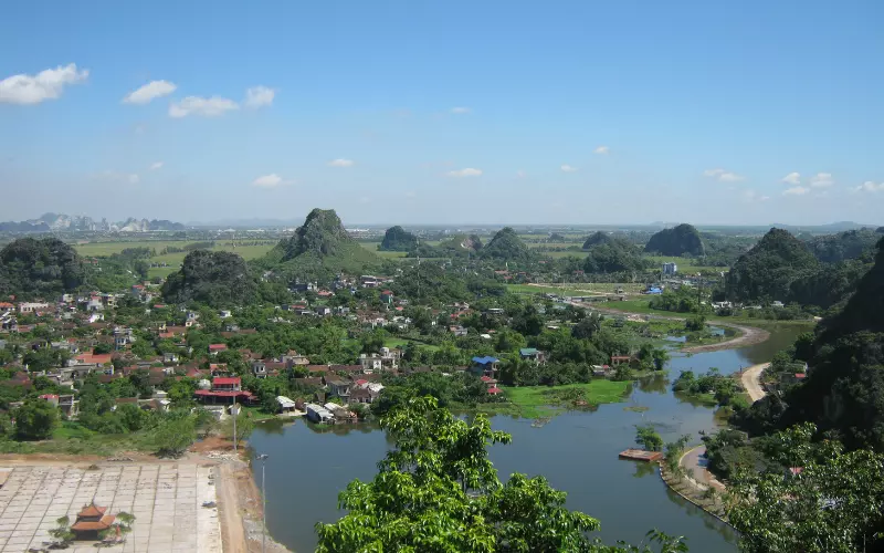 Vua Lê Đại Hành đã dẫn đội quân từ Hoa Lư đi qua sông Đáy, sông Nhuệ, và sông Hồng, tiến vào vùng đất đầu Đông Bắc của đất nước