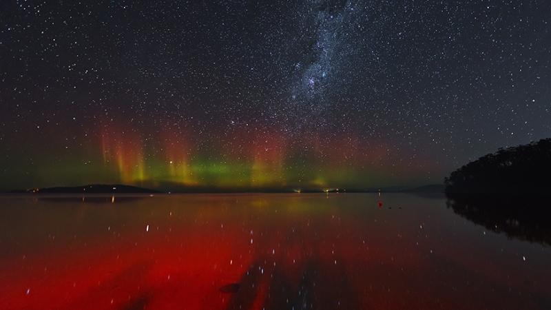 Ánh sáng màu đỏ rực rỡ của Nam cực quang ở Tasmania, Australia