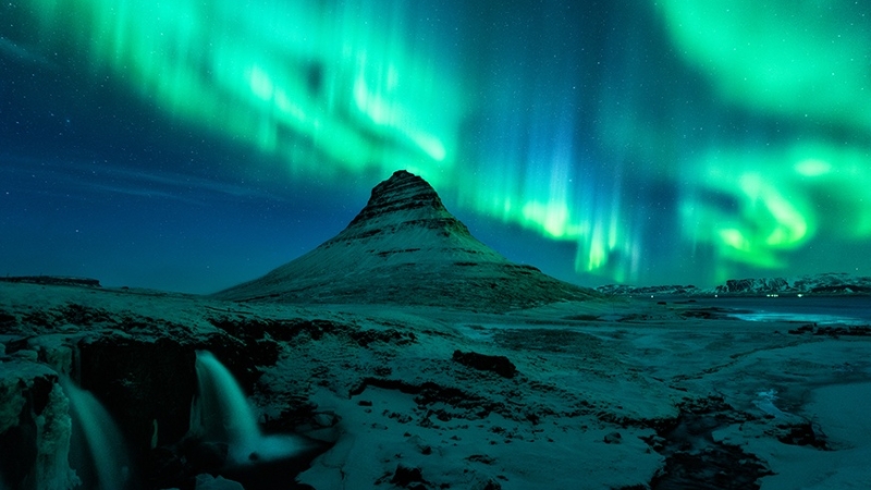 Cực quang tại đỉnh núi Kirkjufell, Iceland