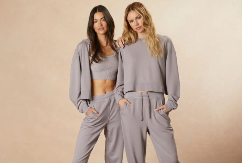 Áo phông cùng Sweatpants thể hiện sự năng động, trẻ trung của nàng