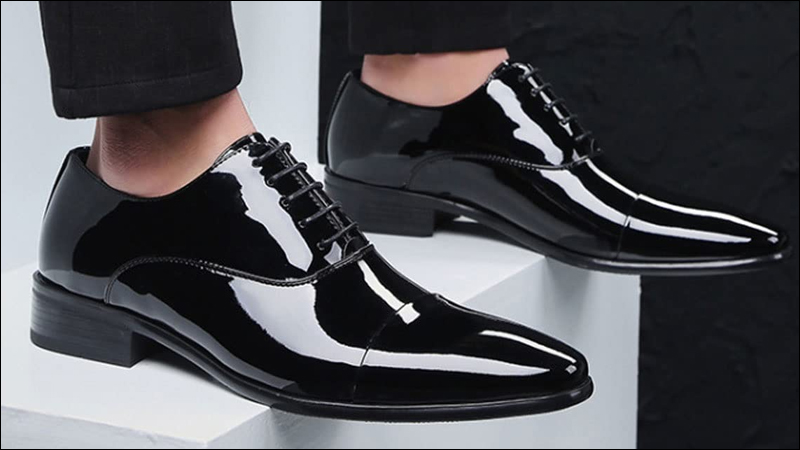 Một đôi giày được làm từ chất liệu patent Leather