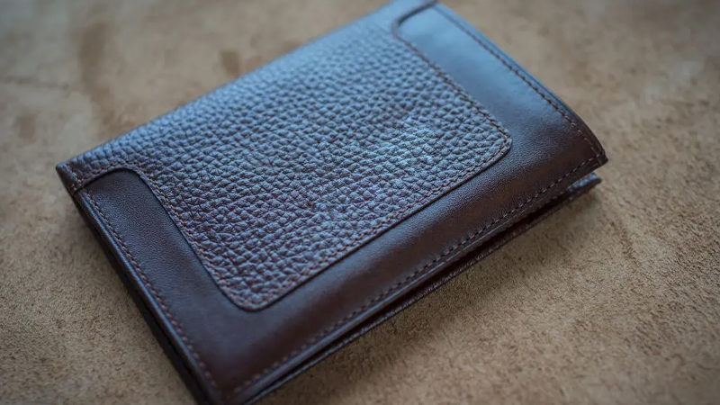 Một chiếc ví làm từ chất liệu Crossgrain Leather