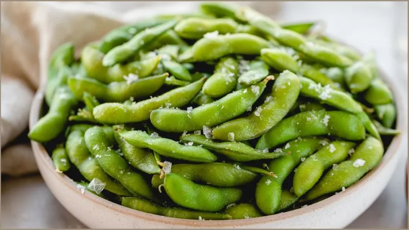 Edamame loại đậu nành non nguyên trái, có màu xanh lá cây