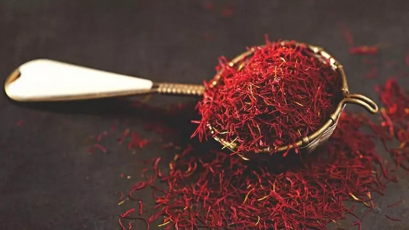 Saffron là một trong những loại gia vị đắt đỏ và quý giá nhất trên thế giới, bởi thành phần chứa hơn 150 hợp chất thơm