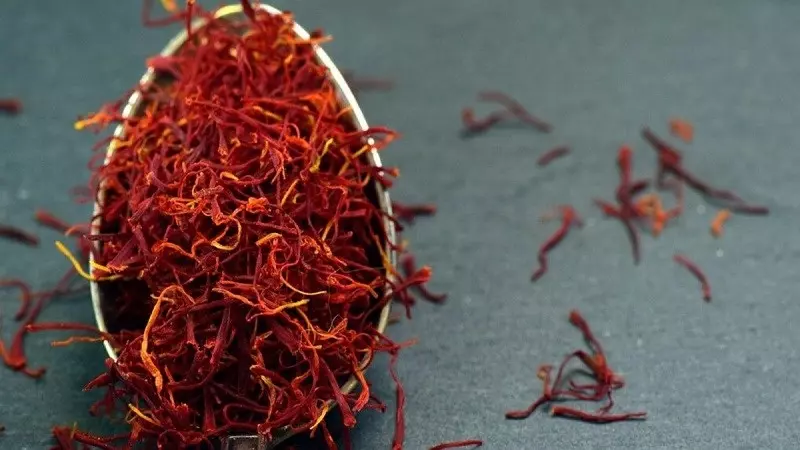 Saffron thật có mùi hương đặc trưng, phảng phất hương cỏ khô độc đáo