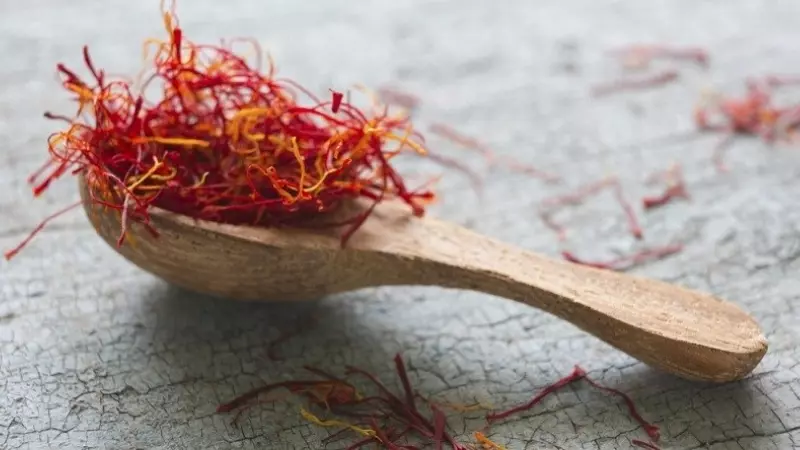 Saffron thật có vị đắng nhẹ, nhưng không gây khó chịu