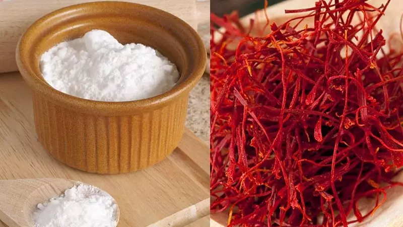 Đặt một ít saffron trên một miếng nhỏ bột baking soda, và cho thêm nước