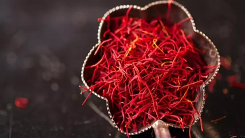 Saffron Pushali thì sợi nhụy vẫn được giữ nguyên phần chân nhụy có màu vàng cùng với phần thân nhụy