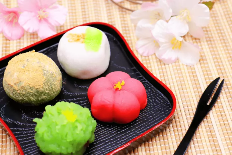 Dạng bánh Mochi là loại bánh được làm từ gạo tẻ hay gạo nếp là chính