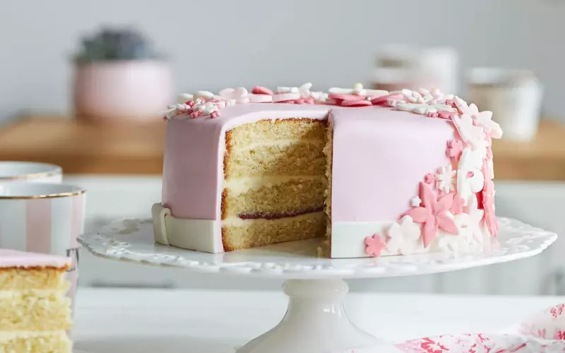 Tại Việt Nam có nhiều cơ sở làm bánh đã nhận làm bánh Fondant theo yêu cầu