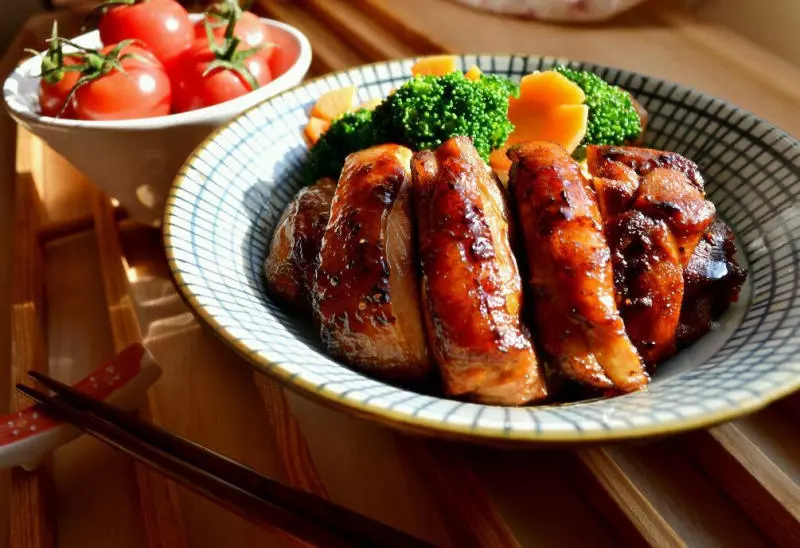 Cá hồi được tẩm ướp vừa ăn kết hợp với sốt Teriyaki thêm phần hấp dẫn