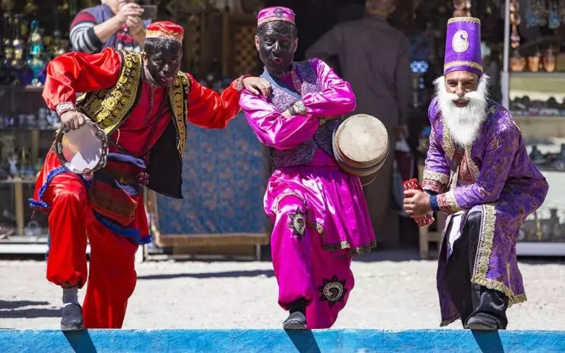 Đồng hành cùng Amu Nowruz là một người chơi trống tambourine tên là Haji Firuz