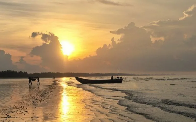 Mở bài có thể giới thiệu đôi nét về tác giả Cù Huy Cận và bài thơ Tràng giang